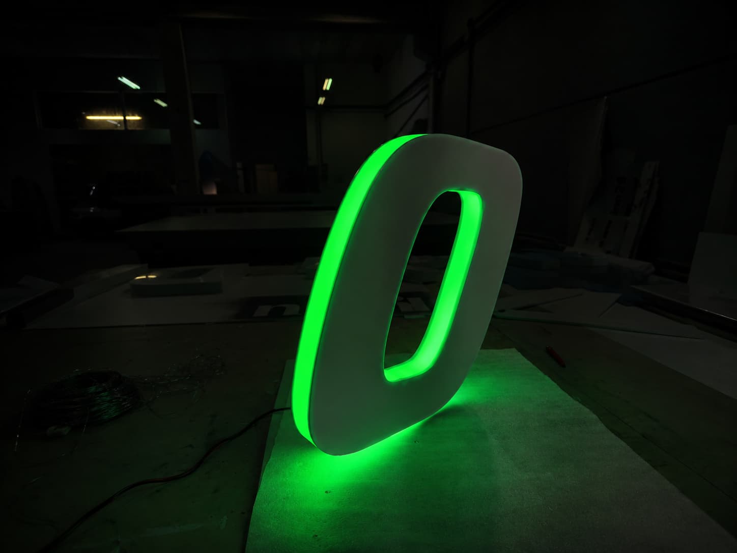 Fabricación de estructura luminosa en forma de gran letra LED verde para iluminación de marca