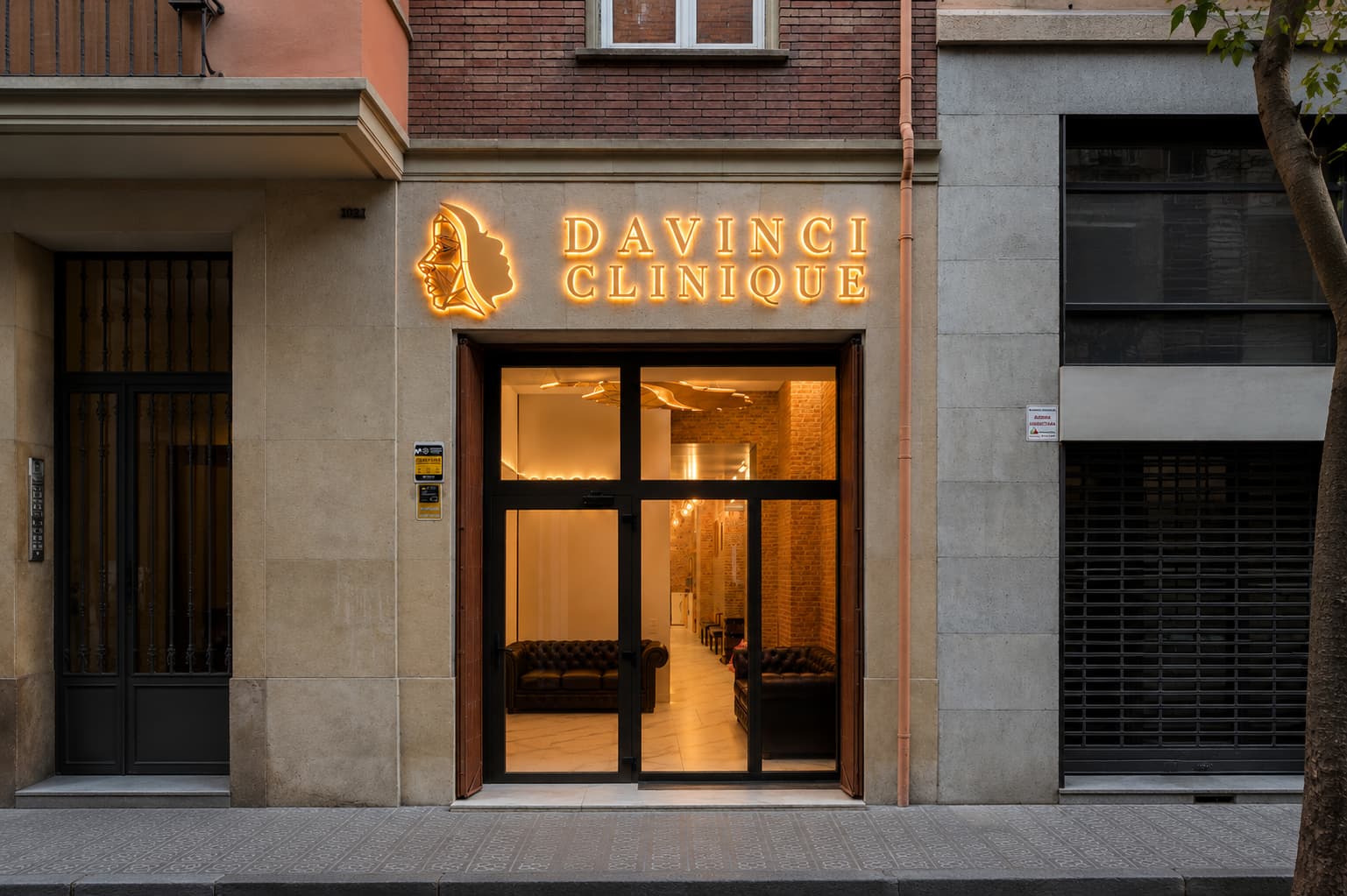 Letras corpóreas grandes y logotipo 3D luminoso de Davinci Clinique en la fachada