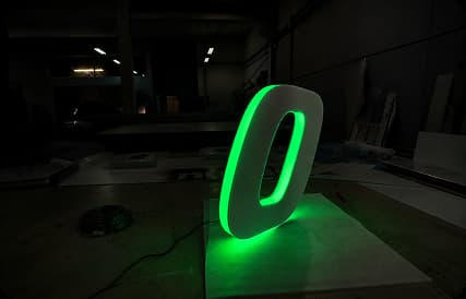 Proyecto realizado: letra LED luminosa en 3D de color verde