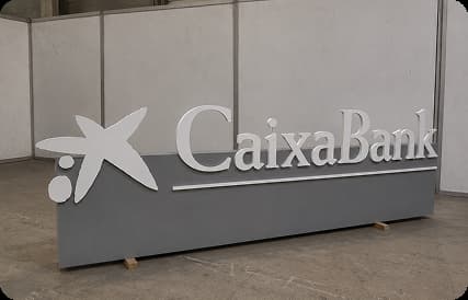 Proyecto realizado: letras corpóreas grandes y logotipo para el banco CaixaBank