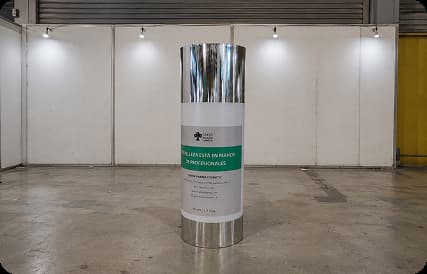 Proyecto realizado: tótem informativo metálico de forma cilíndrica para eventos