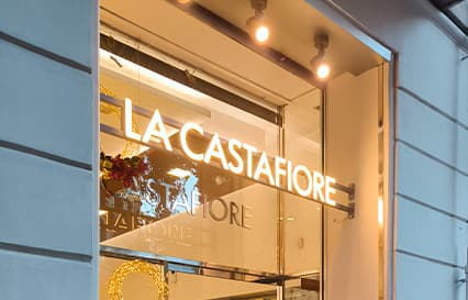 Letras de aluminio con iluminación frontal para el escaparate de La Castafiore