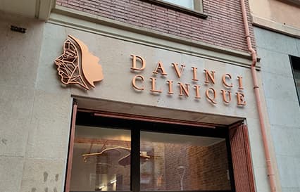 Letras luminosas de exterior para la clínica estética Davinci Clinique