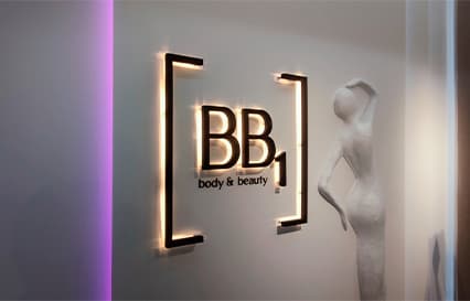 Letras corpóreas retroiluminadas en el interior del estudio de fitness BB1