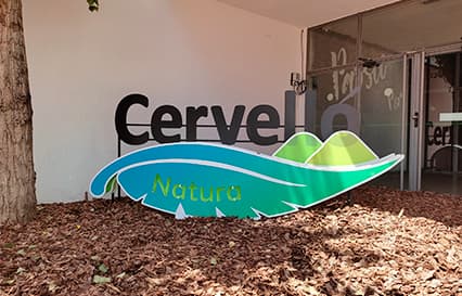 Letrero publicitario exterior con iluminación para Cervelló