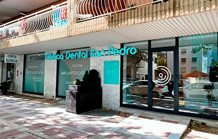 Rotulación exterior y diseño integral para la Clínica Dental San Pedro