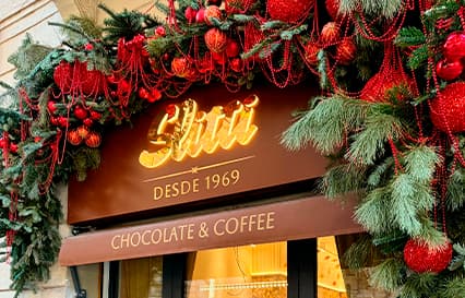 Rótulo exterior para cafetería con letras efecto espejo dorado para Slitti