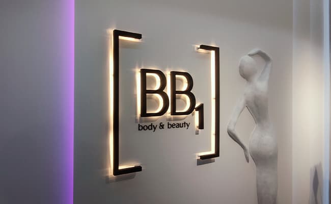 Letras corpóreas con iluminación retroiluminada en la pared interior
