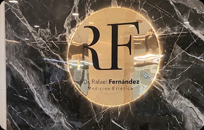 Proyecto realizado: logotipo interior redondo con retroiluminación para clínica de medicina estética