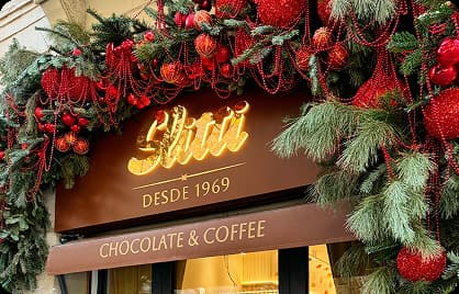 Proyecto realizado: rótulo para la cafetería Slitti con letras doradas efecto espejo