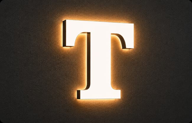 Ejemplo de iluminación combinada: letra 3D con luz frontal brillante y efecto retroiluminado en la pared