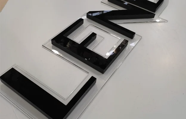 Letras de pvc con frente de metacrilato