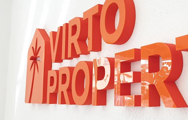 Letras interiores pintados en color naranja