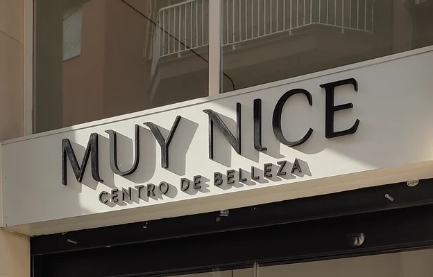 Letras volumétricas acabado negro para fachada