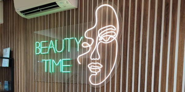Rotulos de neon con tu diseño personalizado. Fabricaion de neones en Barcelona