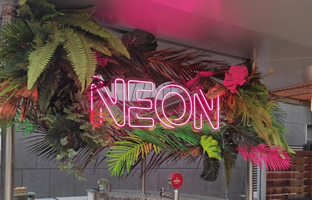 Carteles de neon en Barcelona para eventos y ferias. Produccion y entrega rapida