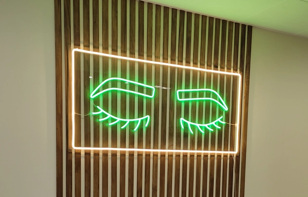 Pedir neon en Barcelona barato. Garantia de calidad con entrega