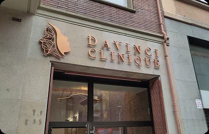 Proyecto realizado: elegantes letras luminosas de metal en la fachada de la clínica estética Davinci Clinique