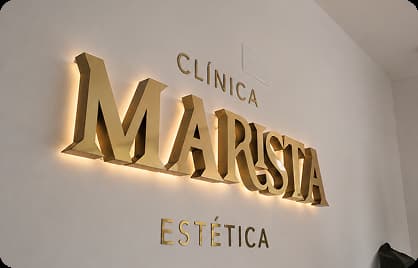 Proyecto realizado: letras corpóreas doradas con iluminación interior cálida para Clínica Marista