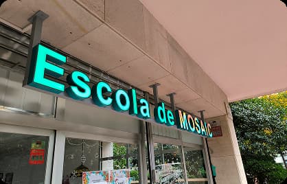 Proyecto realizado: rótulo exterior corpóreo de color turquesa con iluminación para Escola de MOSAIC