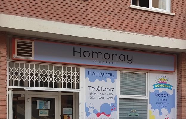 Fabricacion de letrero de aluminio con vinilo colocado para escuela ucraniana en Barcelona