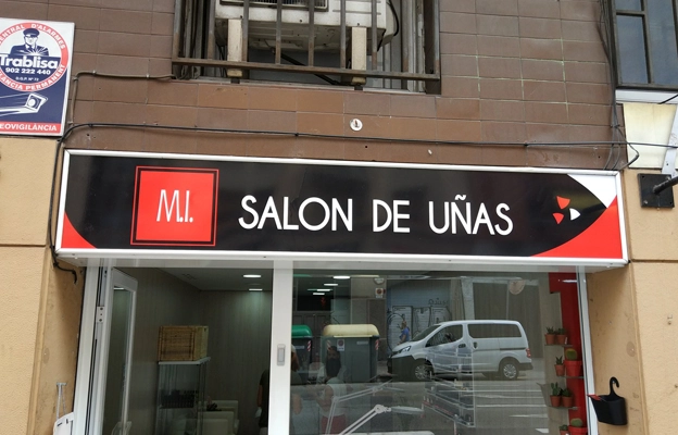 Produccion de letrero metalico con impresion para salon de belleza