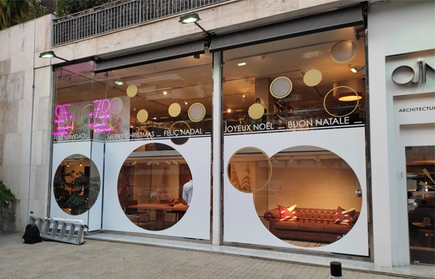 Vinilo adhesivo impreso para tienda de muebles. Rápida producción e instalación.