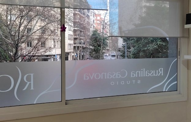 Rotulacion de cristales, vitrinas y centros comerciales con vinilo acido en Barcelona