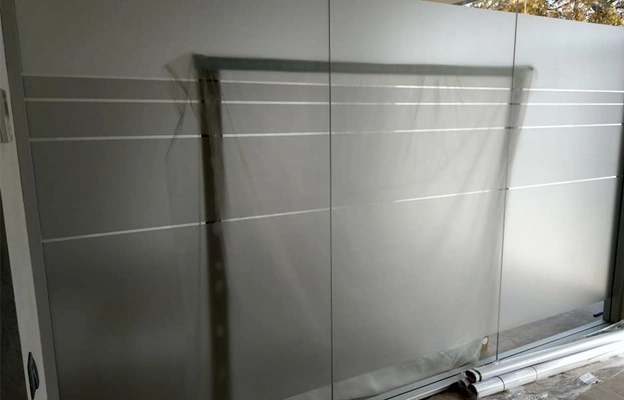El vinilo translucido con efecto ácido para oficinas y tiendas. Fabricacion en Barcelona con entrega rapida
