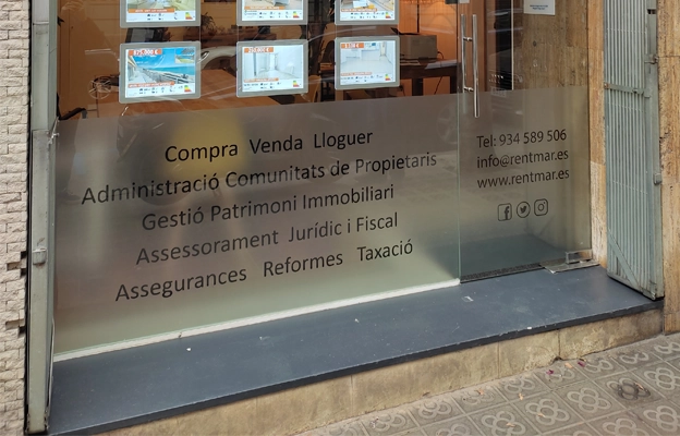 Fabricacion de vinilo al ácido glass efecto arenado con impresion en todo color en Barcelona