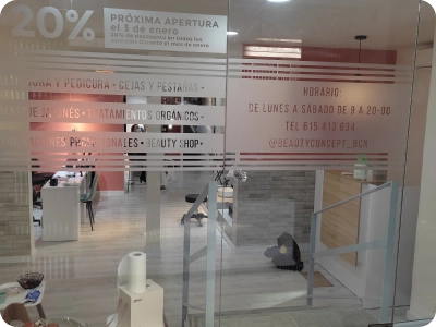 Compara vinilo arenoso glaseado para escaparates y oficinas